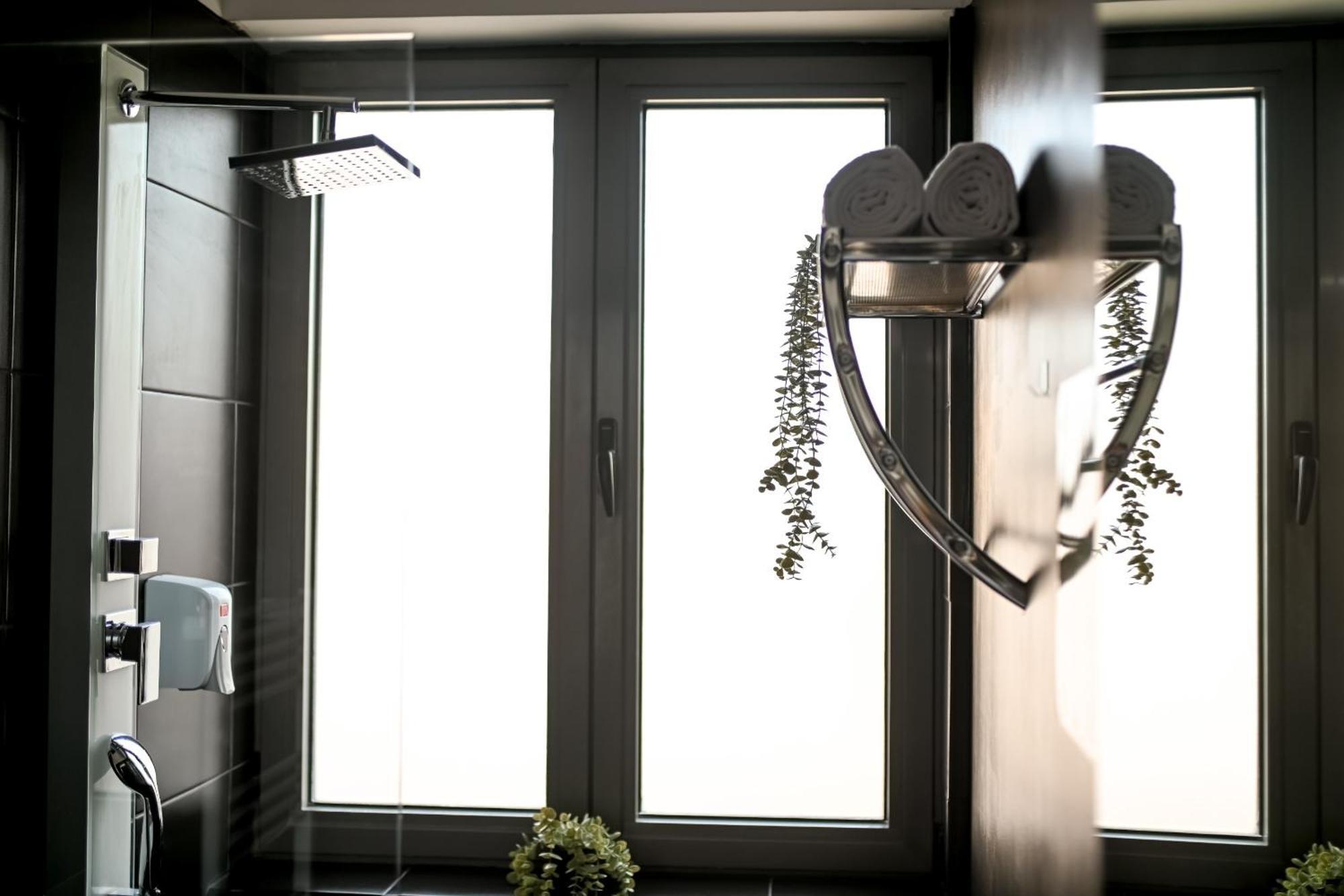 Urban Elegance - Stylish Central Accommodation บูคาเรสต์ ห้อง รูปภาพ
